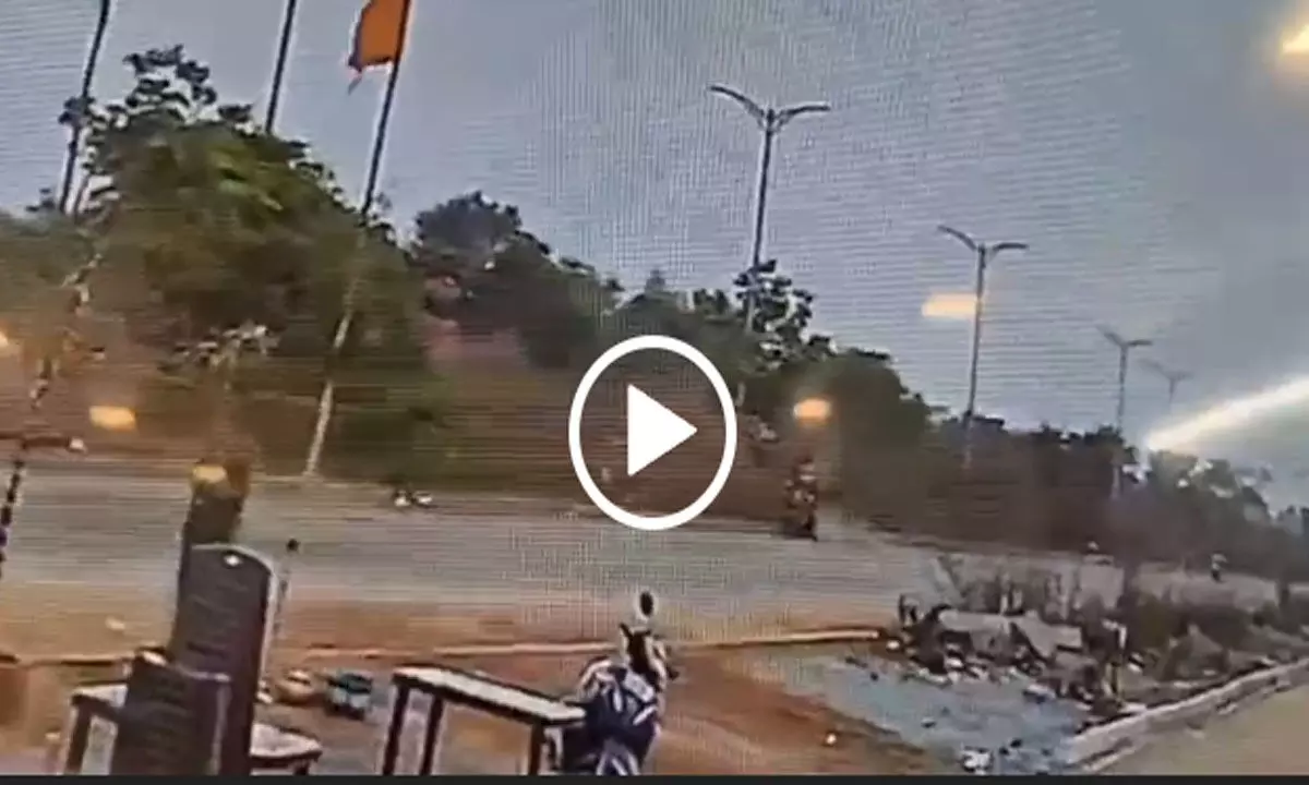 Raipur Accident News: दर्दनाक हादसा, खंभे से टकराई स्कूटी, युवती का सिर हुआ धड़ से अलग…