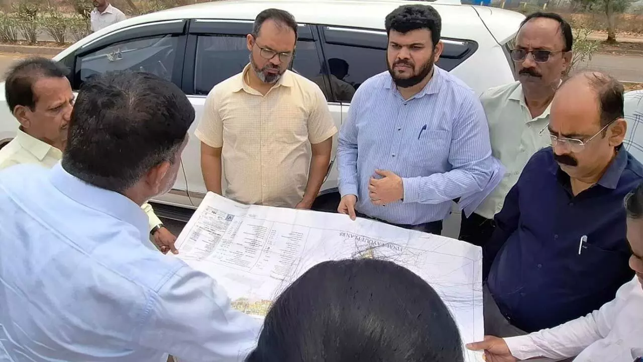 Raipur Kamal Vihar: कमल विहार की व्यवस्थाओं को ठीक करने सड़क पर उतरे RDA सीईओ कुंदन कुमार, ठेकेदार को फटकार, शाम तक स्ट्रीट लाईट ठीक करने का आदेश