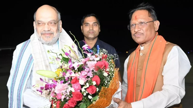 Amit Shah Raipur Visit 2025: रायपुर एयरपोर्ट पर अमित शाह का भव्य स्वागत, मुख्यमंत्री विष्णुदेव साय ने पुष्पगुच्छ देकर किया अभिनंदन!