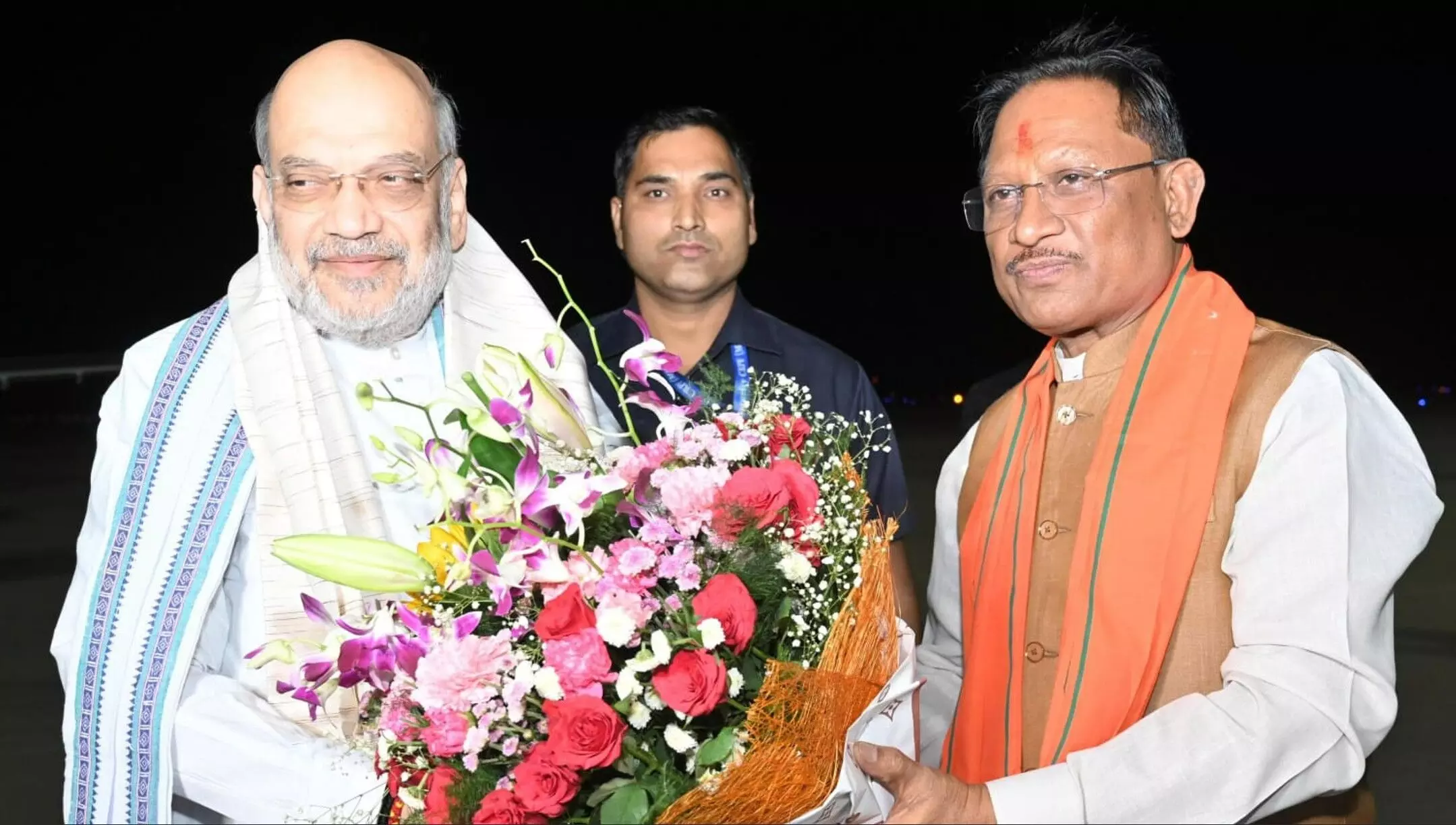 Amit Shah Raipur Visit 2025: रायपुर एयरपोर्ट पर अमित शाह का भव्य स्वागत, मुख्यमंत्री विष्णुदेव साय ने पुष्पगुच्छ देकर किया अभिनंदन!