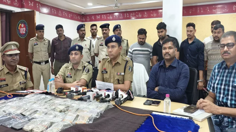 Raipur News: श्री शिवम में बुर्खा पहनकर चोरी, दुकान का कर्मचारी ही निकला मुख्य आरोपी, चोरी के 30 लाख में से 17 लाख बरामद