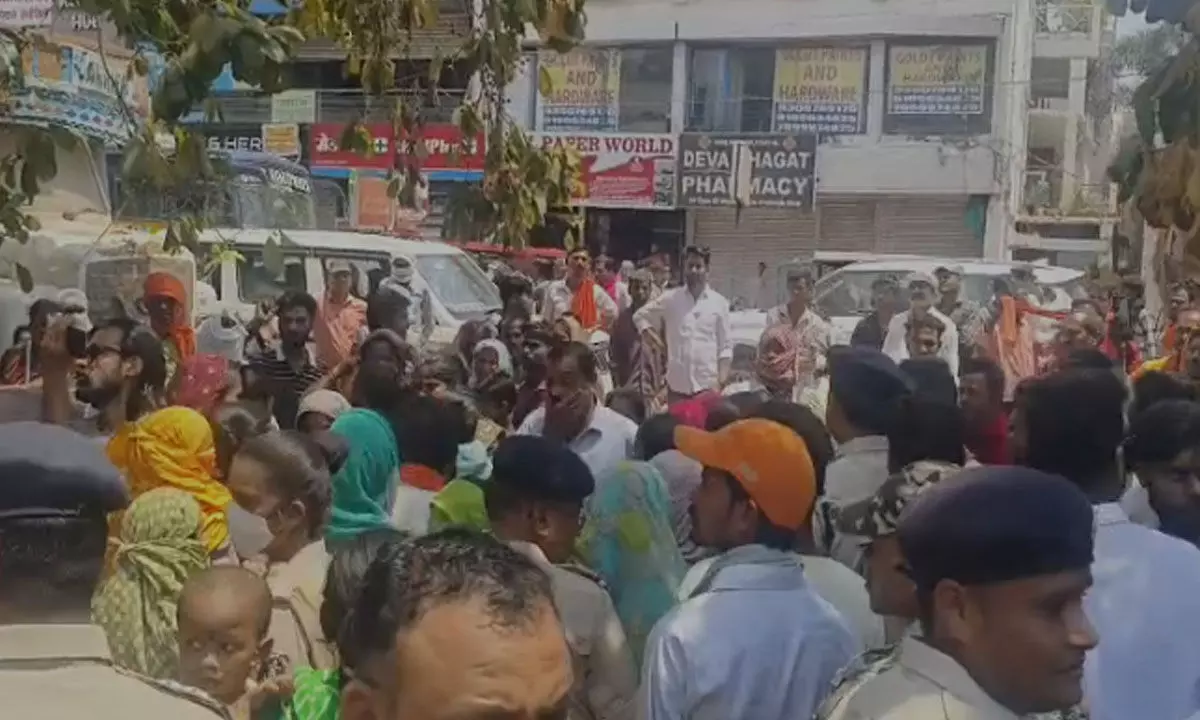 Durg News: थाने में बच्ची का शव रखकर प्रदर्शन, स्थिति अनकंट्रोल, पुलिस और लोगों के बीच झूमाझटकी…स्थिति तनावपूर्ण