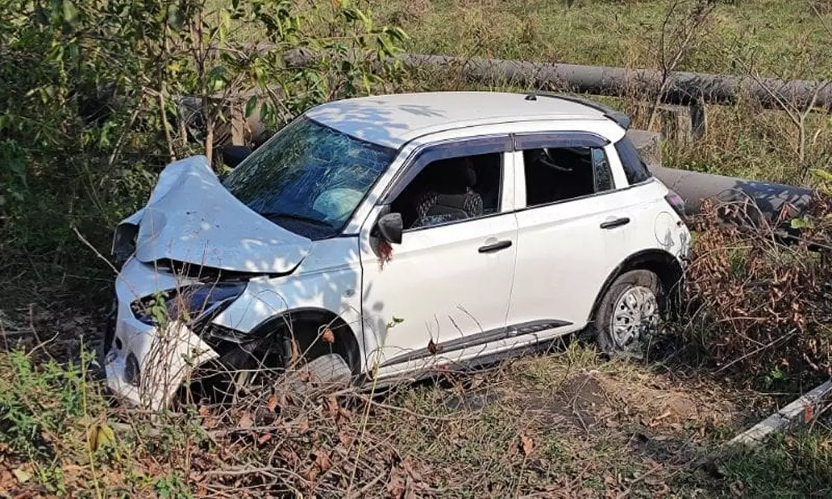 Korba News: दो शिक्षकों की मौत, शादी समारोह से लौटते समय कार पेड़ से टकराई…दो घायल