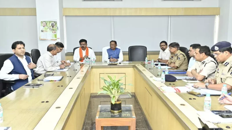 Chhattisgarh News: CM विष्णु देव ने गृह विभाग की ली बैठक, पुलिस अफसरों से बोले-पीड़ितों को समय पर न्याय दिलाना सरकार की प्राथमिकता…