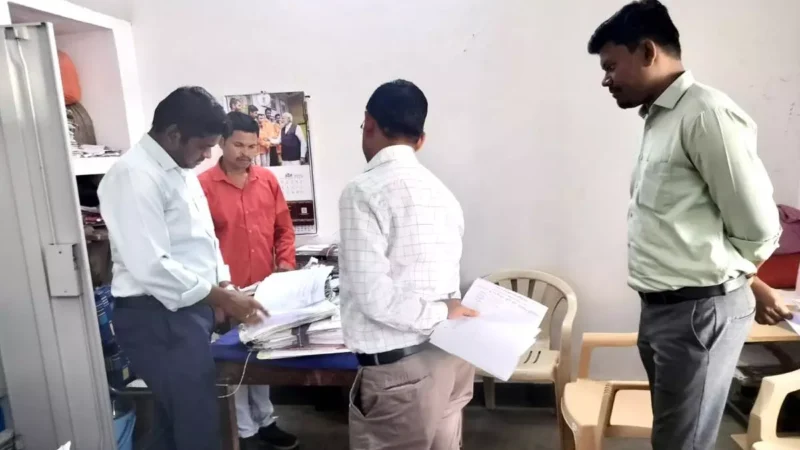 Jagdalpur News: एक्शन में कलेक्टर, नायब तहसीलदार को स्पष्टीकरण और रीडर को निलंबित करने के दिए निर्देश…