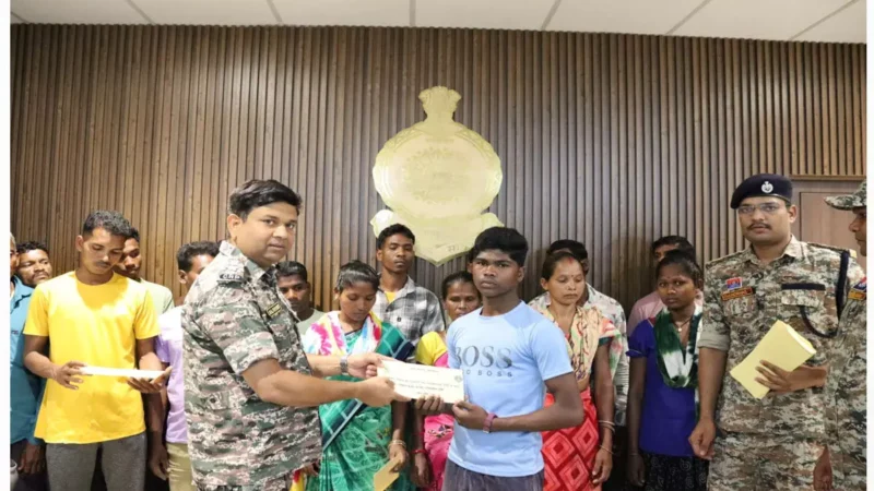 CG Naxal News: हथियार के साथ आत्मसमर्पण करने वाले नक्सलियों को सरकार देगी लाखों रूपए, LMG के बदले 5 लाख, एके-47 पर 4 लाख मिलेंगे…