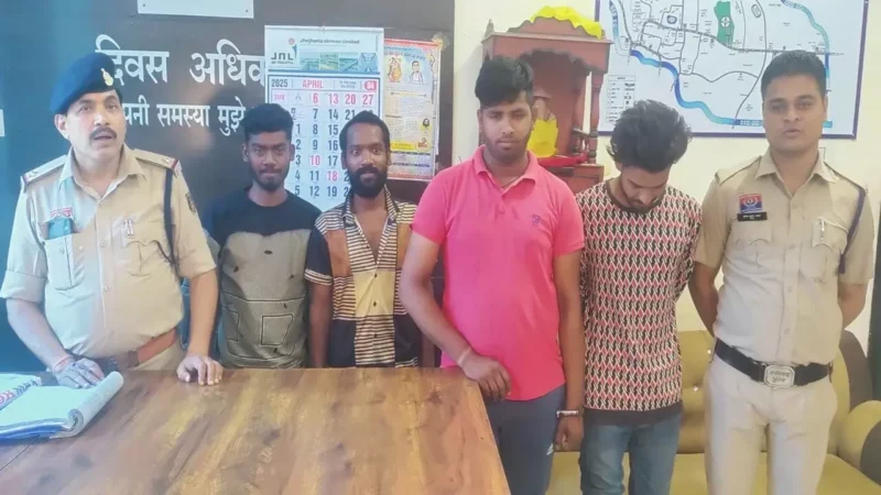 Bilaspur News: बीच सड़क बर्थ डे मना रहे युवकों पर पुलिस ने जमकर की पिटाई और भेजा जेल…